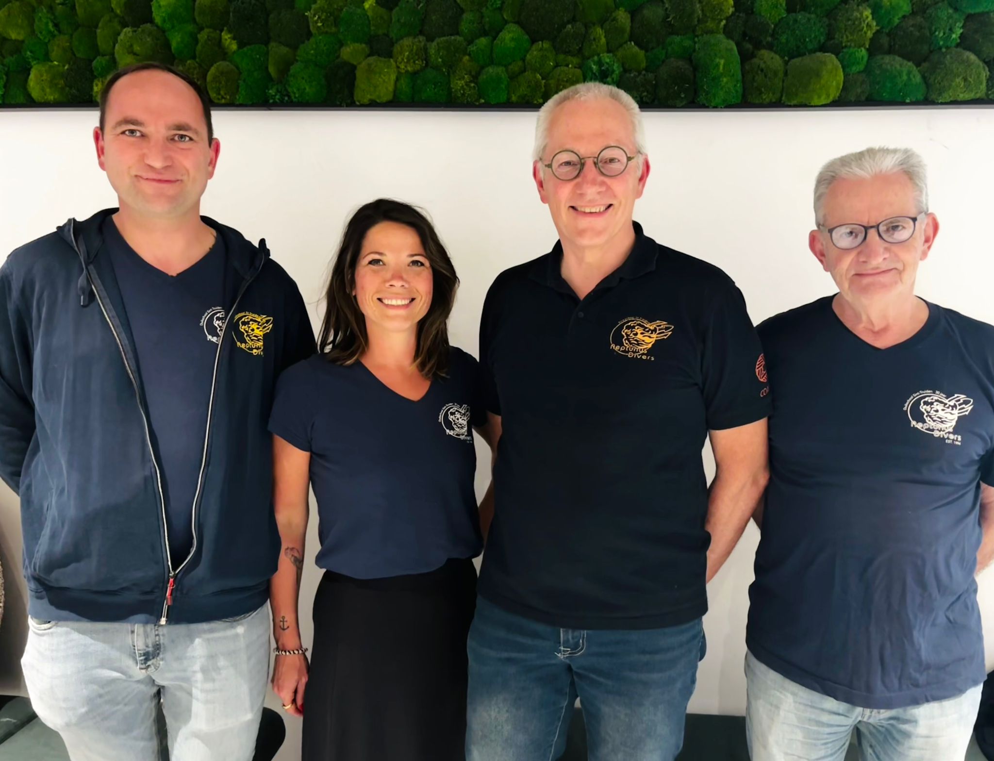 De vier bestuursleden van Neptunus Divers in clubkleding